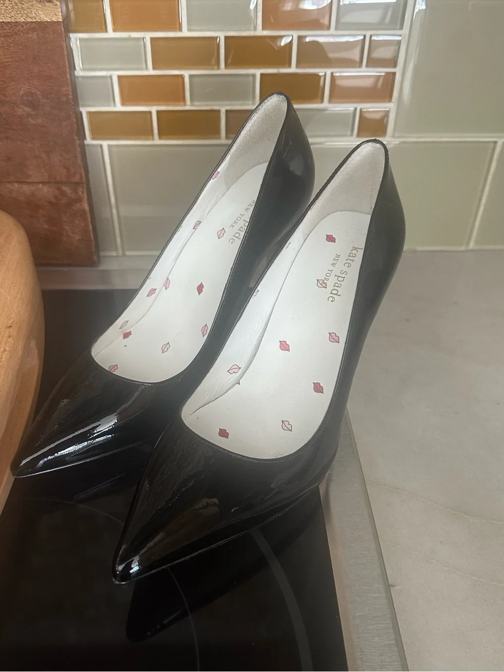 Limited Edition kate spade Black Patent Pointed Toe Pumps Lip-Print Insole 7